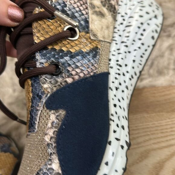 Steve Madden Cliff Round-Toe Lace Up Sneakers Multi Snake Pattern Size 7 M - Picture 15 of 17